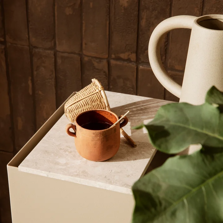 The tray from Ferm Living gives the Plant Box a noble touch