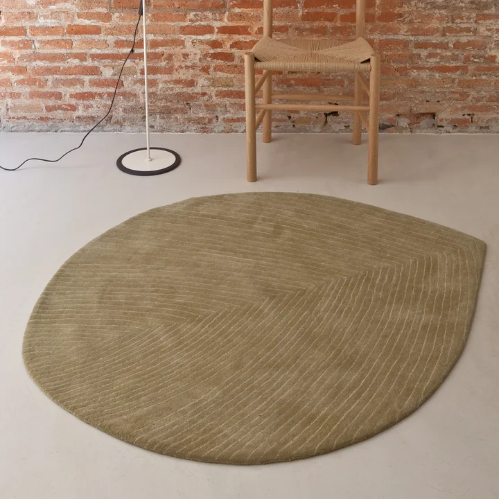 Hand tufted carpet in leaf shape