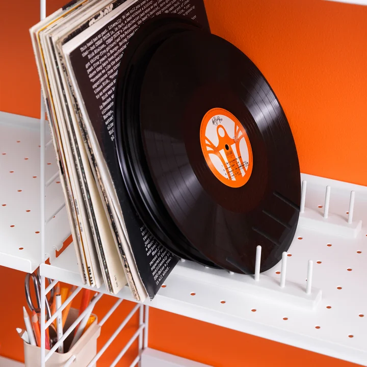 Plate holder and plate compartment for shelves
