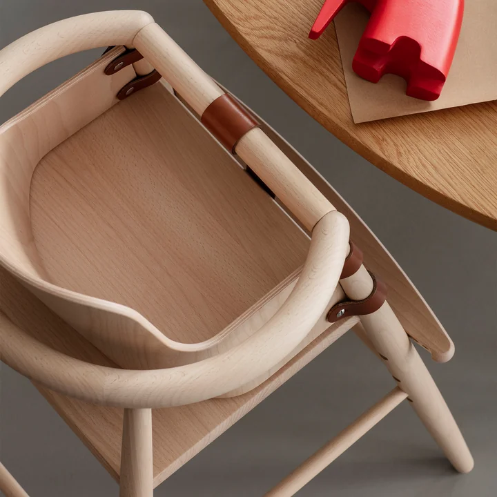 The chair back for the ND54 children's high chair from Carl Hansen at the dining table
