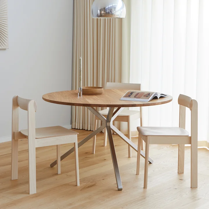 Timeless round table in the dining room
