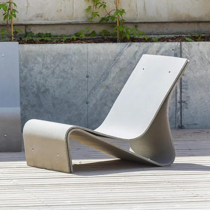Curved and yet firm: the Sponeck Outdoor armchair from Eternit