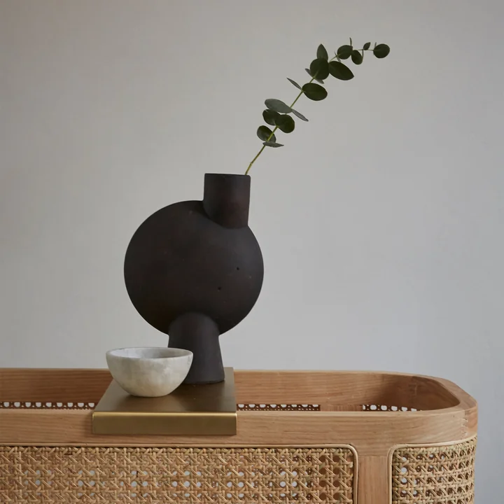 The Sphere vase Bubl Medio from 101 Copenhagen with a shrub