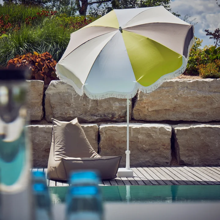 The Retro parasol Ø 200 cm from Jan Kurtz is reminiscent of the 60s.