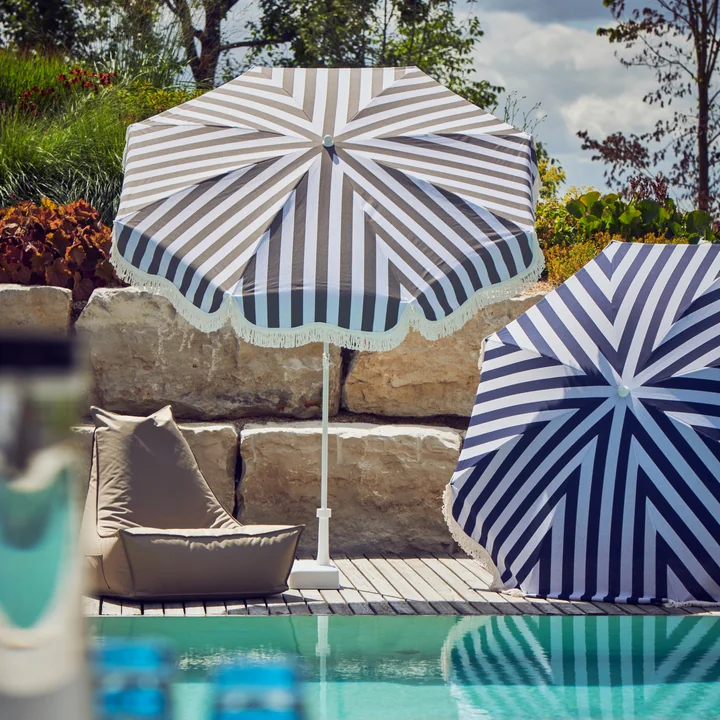 The Retro parasol Ø 200 cm from Jan Kurtz by the pool
