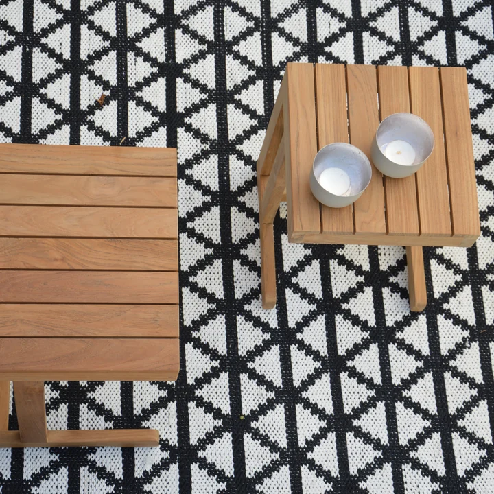 Robust and noble: The Cero teak side tables natural from Jan Kurtz