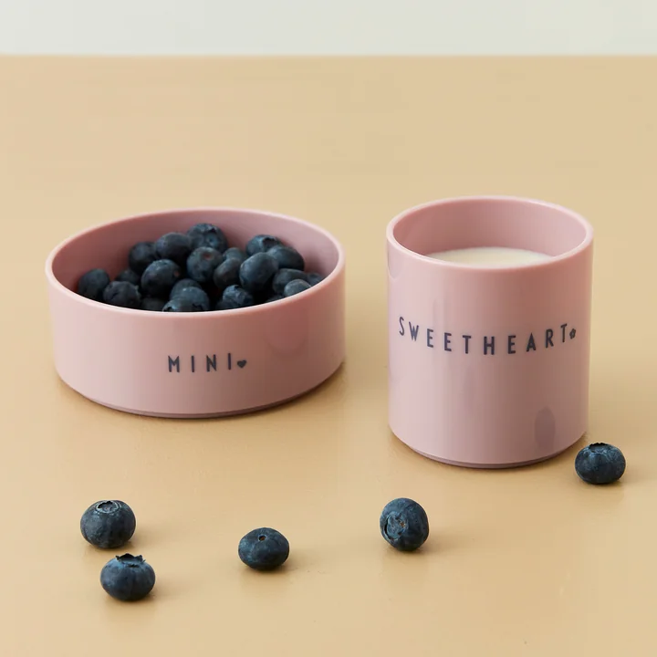 The AJ Mini Favourite Tritan tableware from Design Letters conjures up a smile on the lips