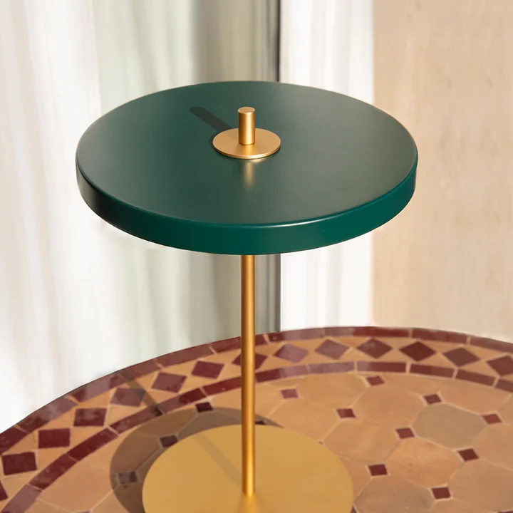 The disc-shaped shade of the Asteria Move LED table lamp from Umage