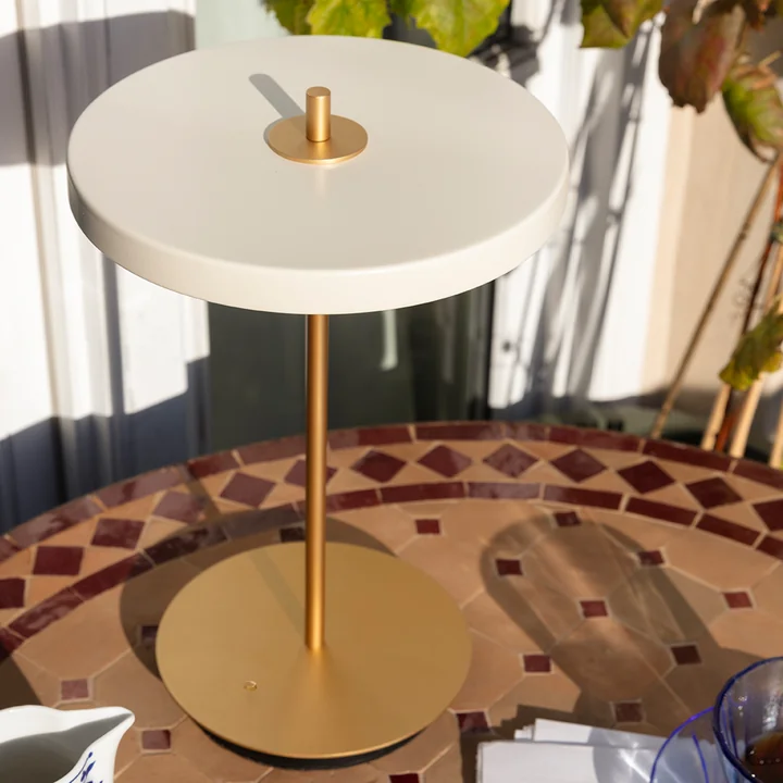 The elegant Asteria Move LED table lamp from Umage in white and gold