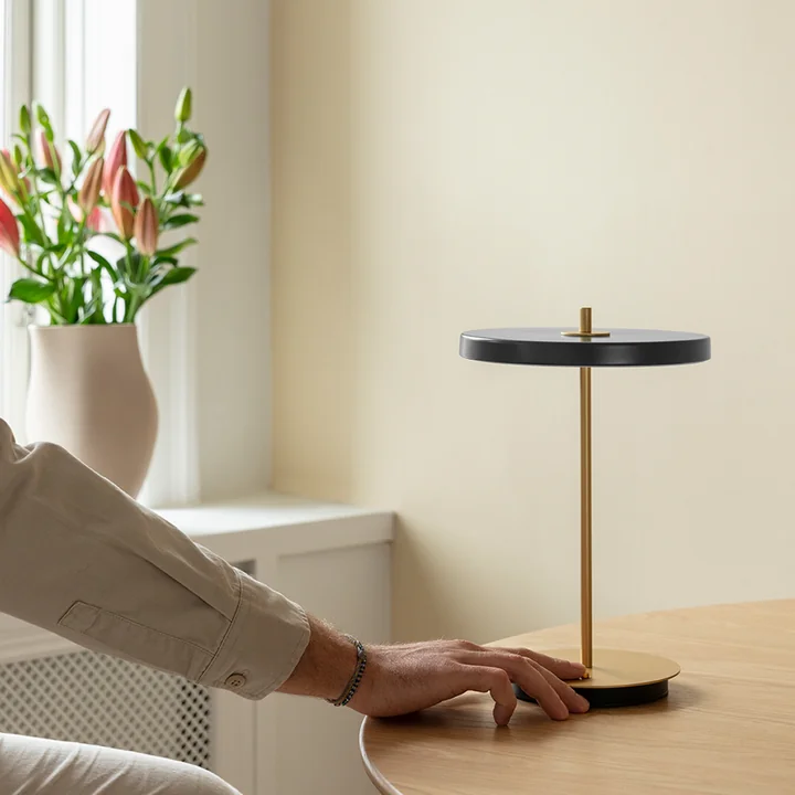 The light intensity of the Asteria Move LED table lamp from Umage can be changed