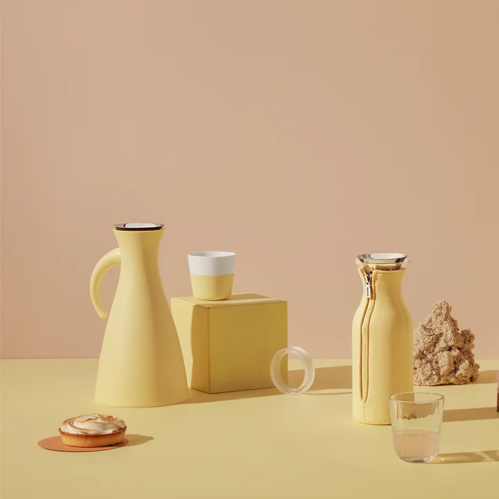 Jugs and accessories for hot drinks in trendy lemon look
