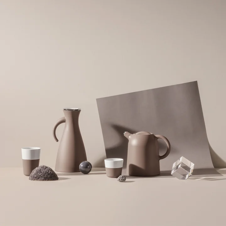 Jugs and accessories for hot drinks in trendy taupe look