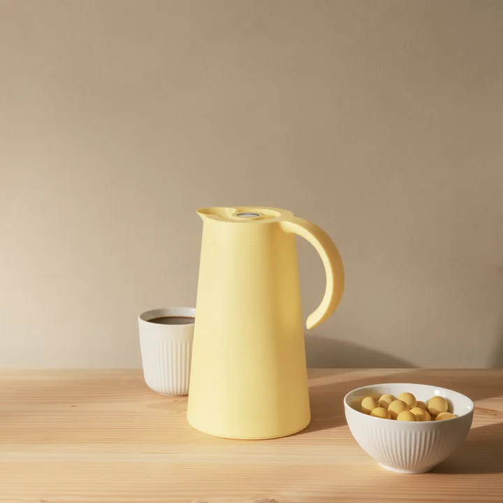 The Rise vacuum jug from Eva Solo in the new Lemon -yellow