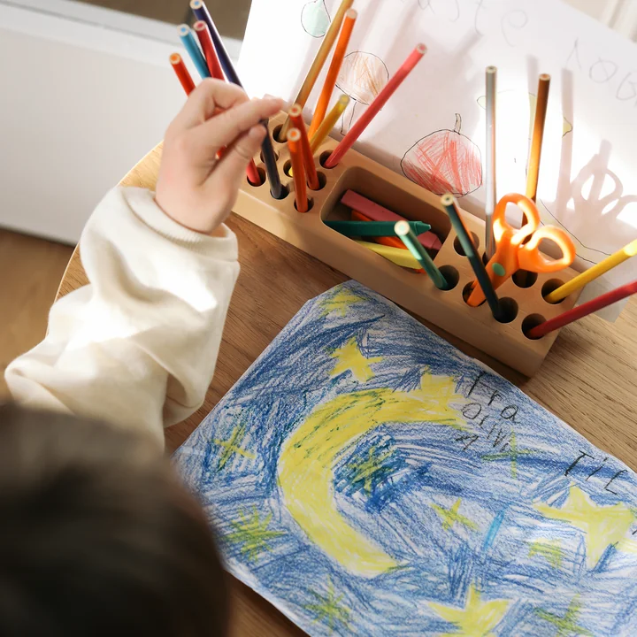 The pen holder from Nofred has space for many pens, scissors and co.