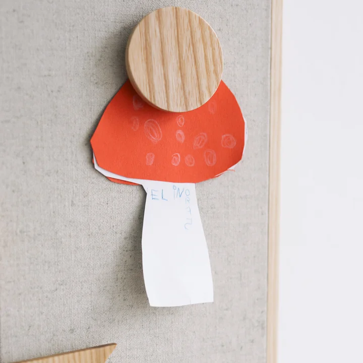 The magnets for the pinboard from Nofred hold pictures, crafts and co.