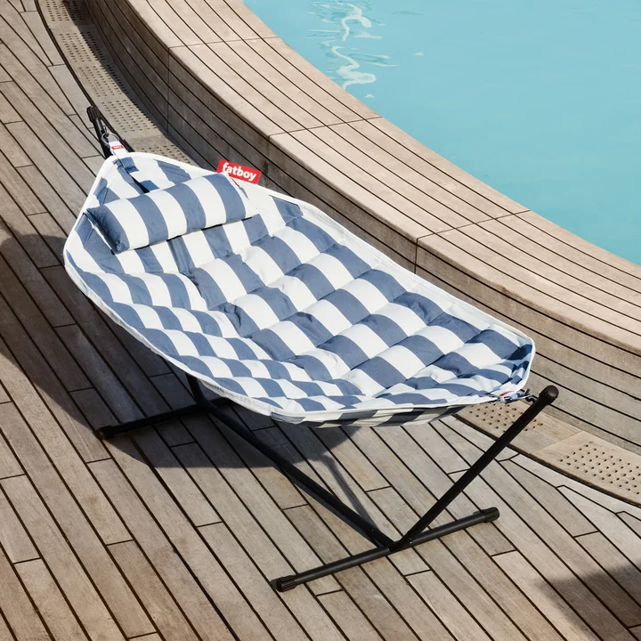 The Headdemock Superb hammock from Fatboy by the pool
