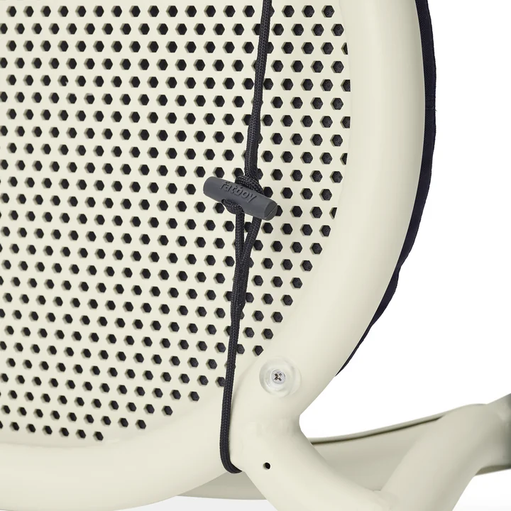 The seat cushion for Toní furniture from Fatboy is securely fastened