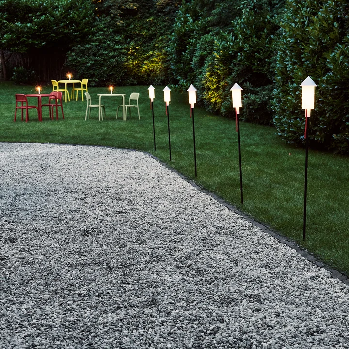 The Prêt a Racket solar light from Fatboy along a gravel pathway.