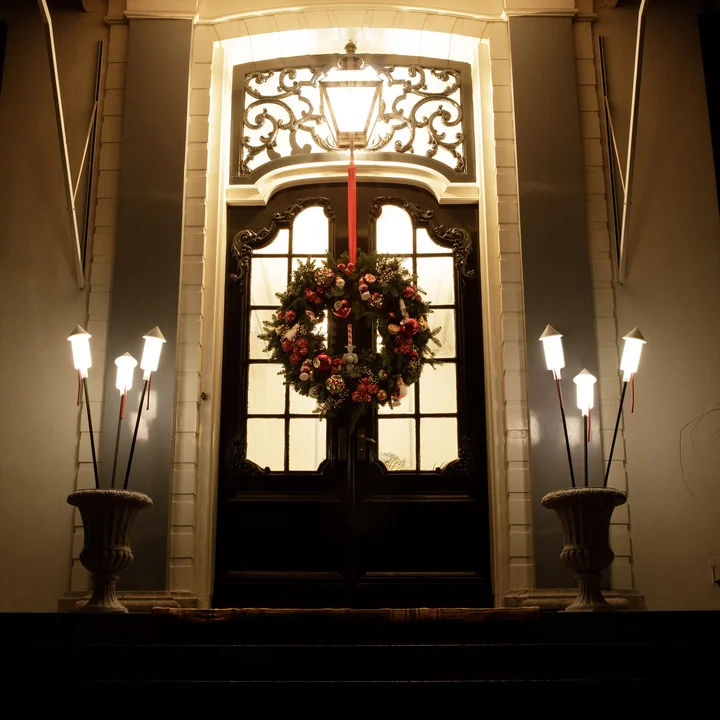 The Prêt a Racket solar light from Fatboy at the house entrance