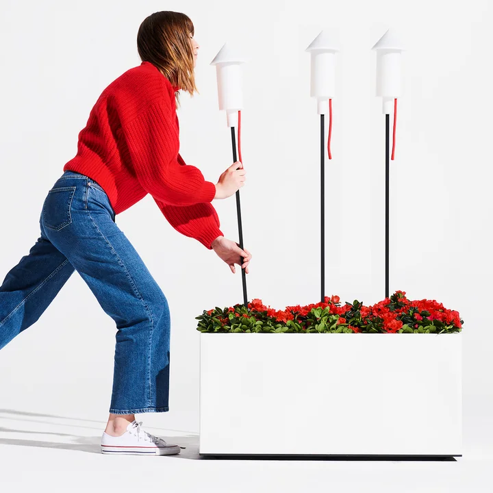 The Prêt a Racket solar light from Fatboy in a large pot with soil