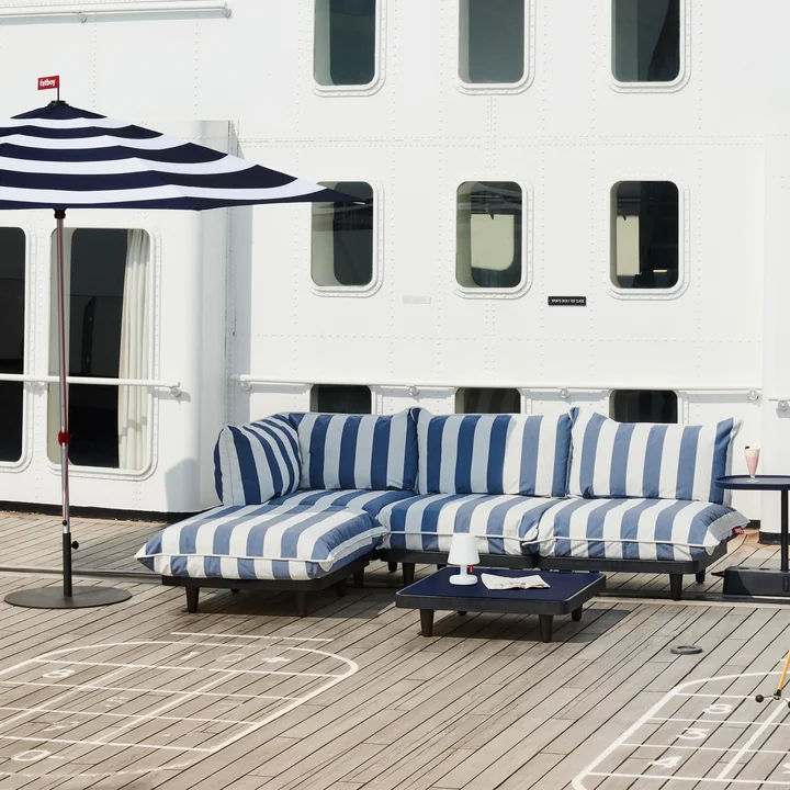 The striped Paletti sofa from Fatboy on the roof terrace