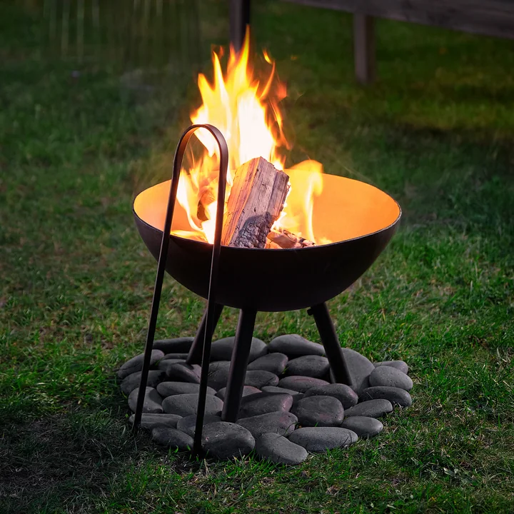 Bright flames in the Flames fire bowl from Philippi