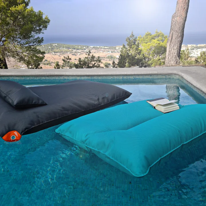 The high quality Pool Bull from Sitting Bull in the pool