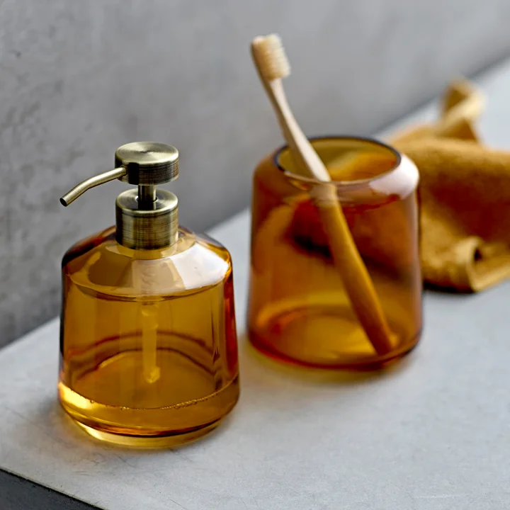 The Vintage soap dispenser and toothbrush tumbler from Södahl in retro look