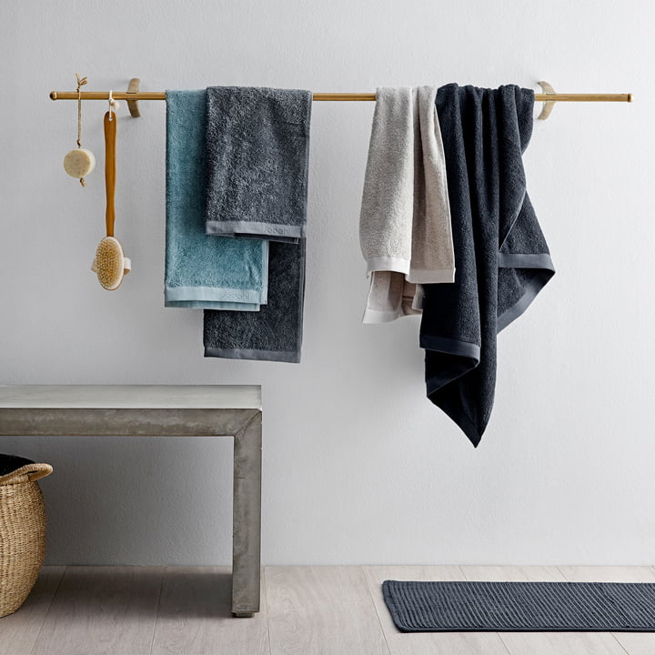 The Comfort Towels from Södahl on a wooden bar in the bathroom