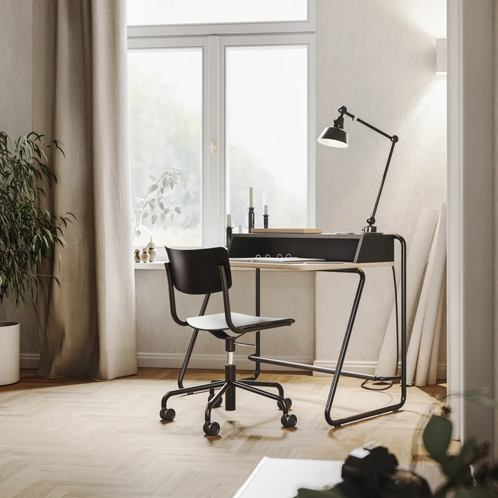 The agile S 43 DR office chair from Thonet in the office at the desk