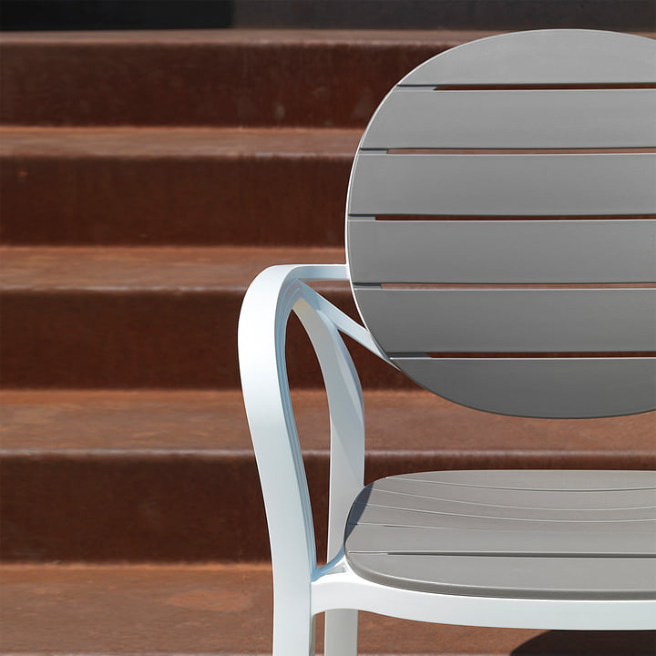 The Palma armchair from Nardi is made of fibreglass-reinforced plastic.