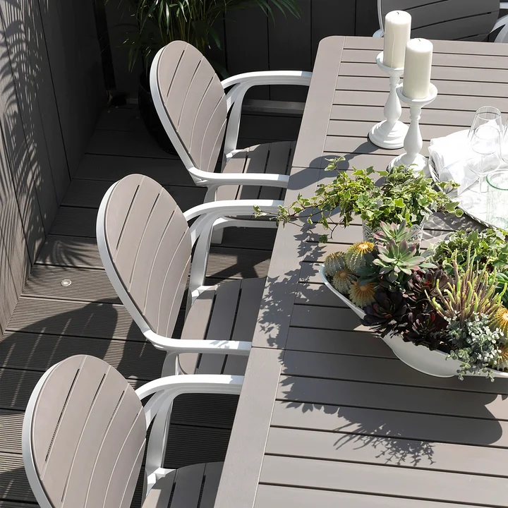 The Palma armchair and the Alloro extending table from Nardi are elegant and weatherproof.