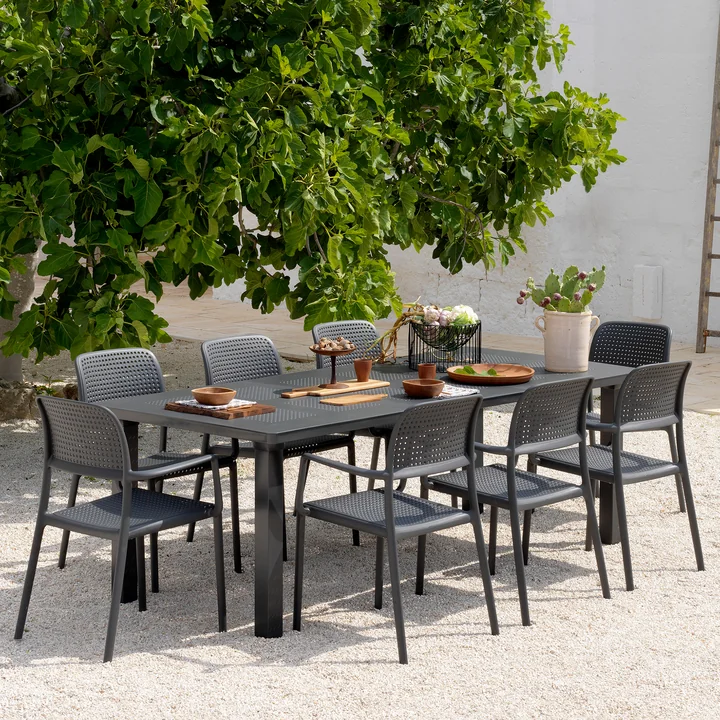 The Levante extending table from Nardi in polypropylene can be extended