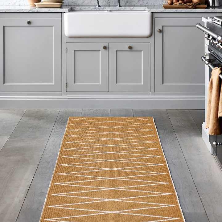 The jagged Max reversible carpet from Pappelina in the kitchen