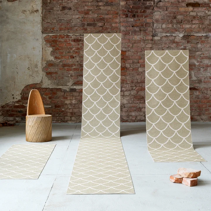 The Kotte reversible rug from Pappelina with fish scale pattern