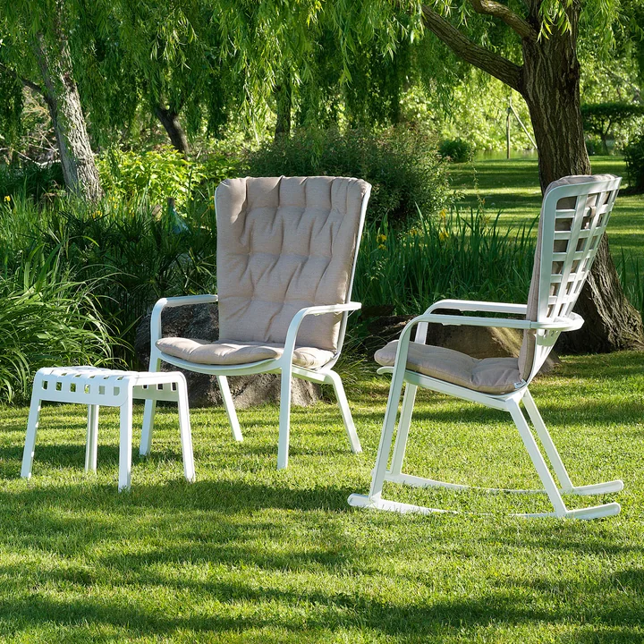 The Folio rocking chair and the Poggio stool as eye-catchers in the garden