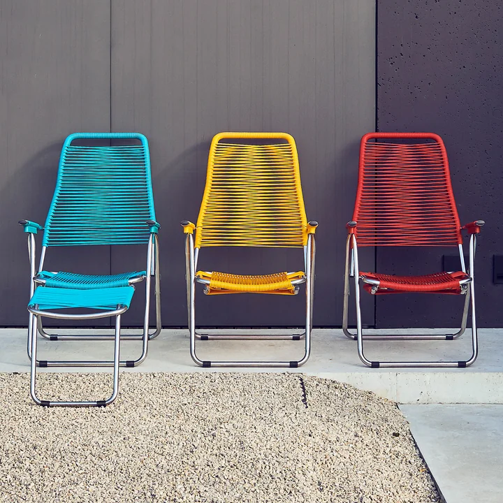 The deck chair Spaghetti from Fiam in summer petrol, blue and red