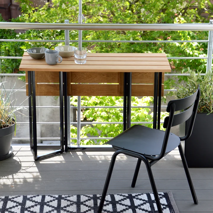 The Time folding table from Jan Kurtz adapts to various balconies and terraces.