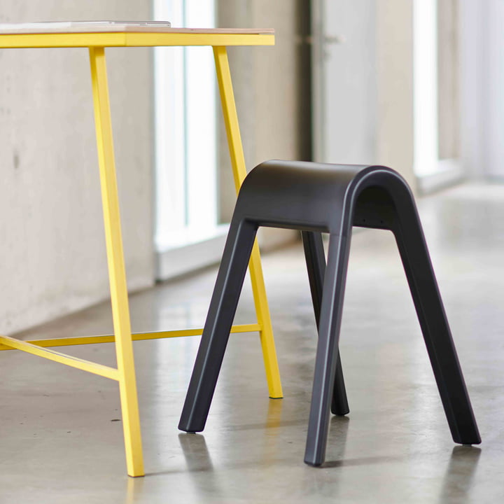 The seat trestle from Wilkhahn is multifunctional for the office and home