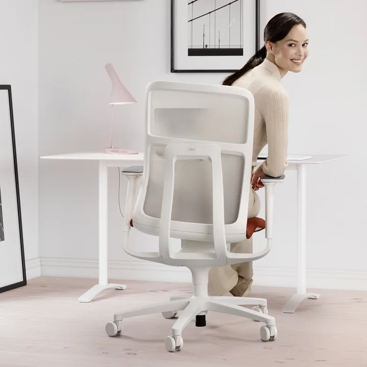The Aline desk from Wilkhahn with the AT Mesh office swivel chair