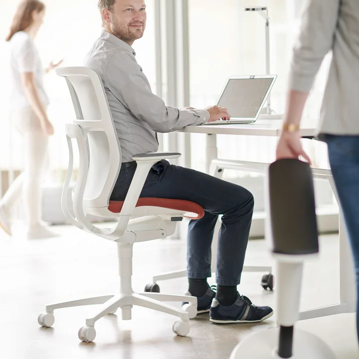 The ergonomic AT Mesh office swivel chair from Wilkhahn in the office