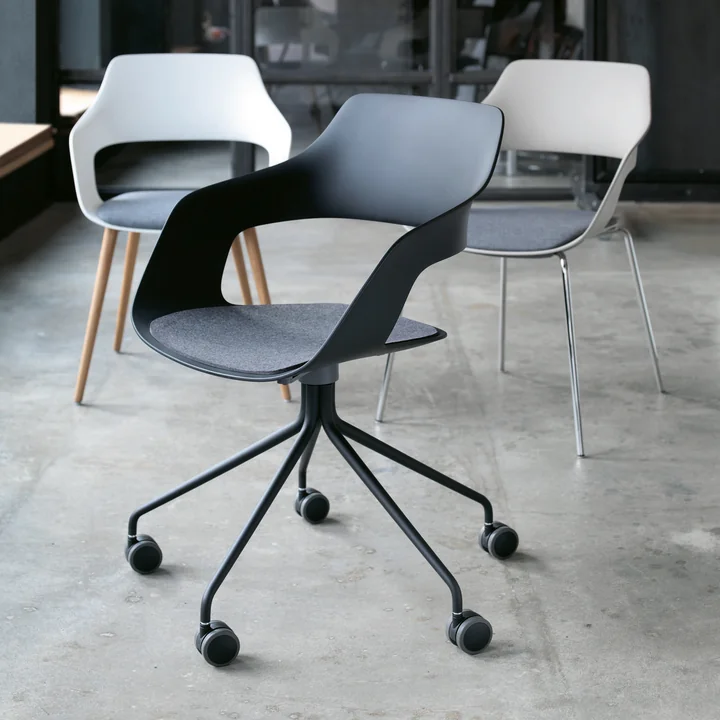 The seat cushion for the Occo swivel chair from Wilkhahn provides accents and comfort