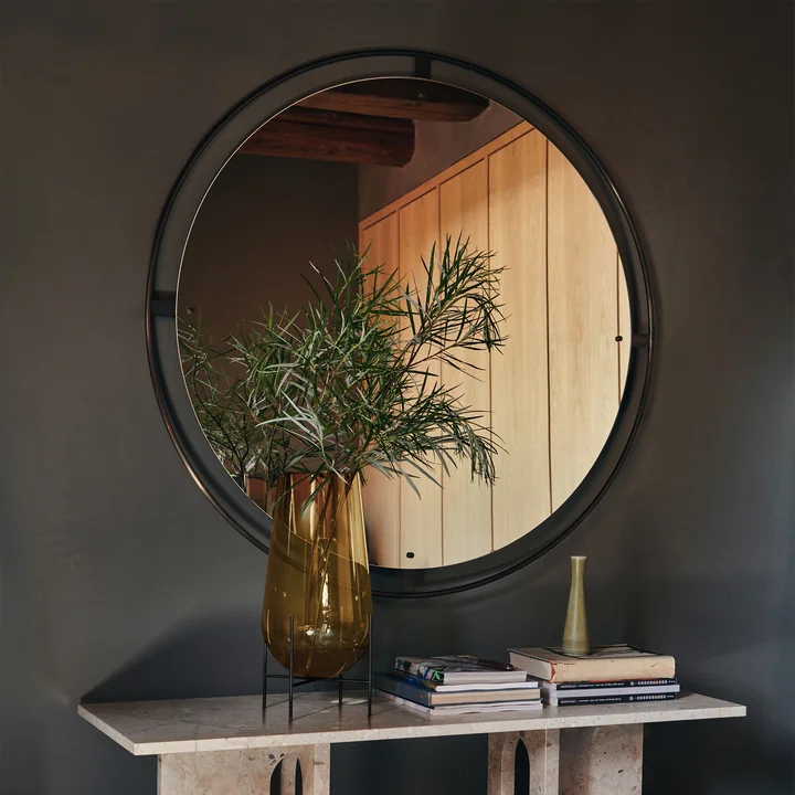 The Nimbus mirror in the hallway in combination with the Echasse vase from Audo