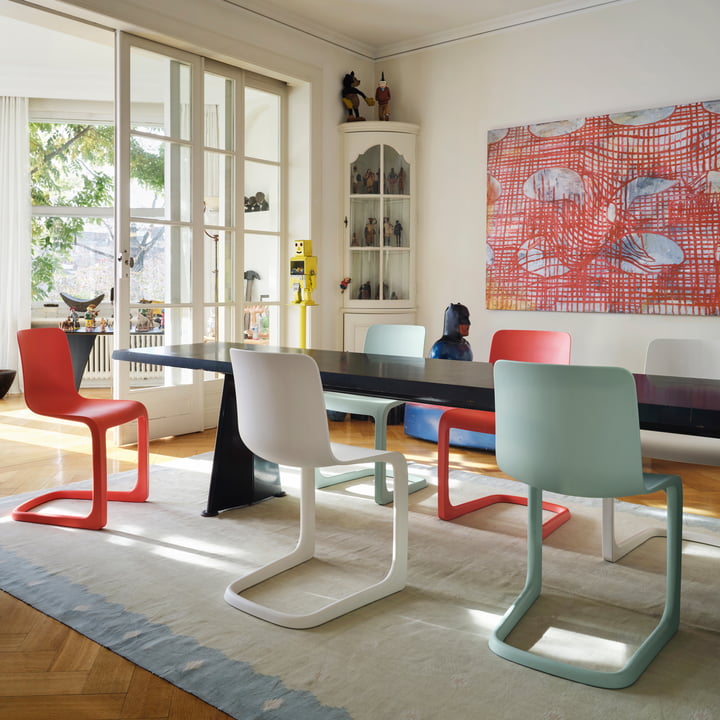 The colourful EVO-C all-plastic chairs from Vitra at the dining table