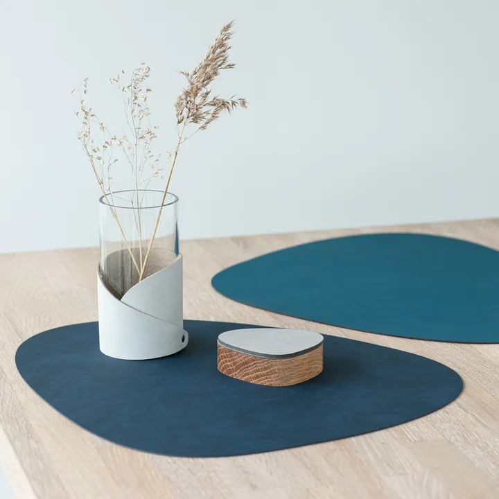 Placemat Curve L in Nupo midnight blue and Fold Vase by Lind DNA