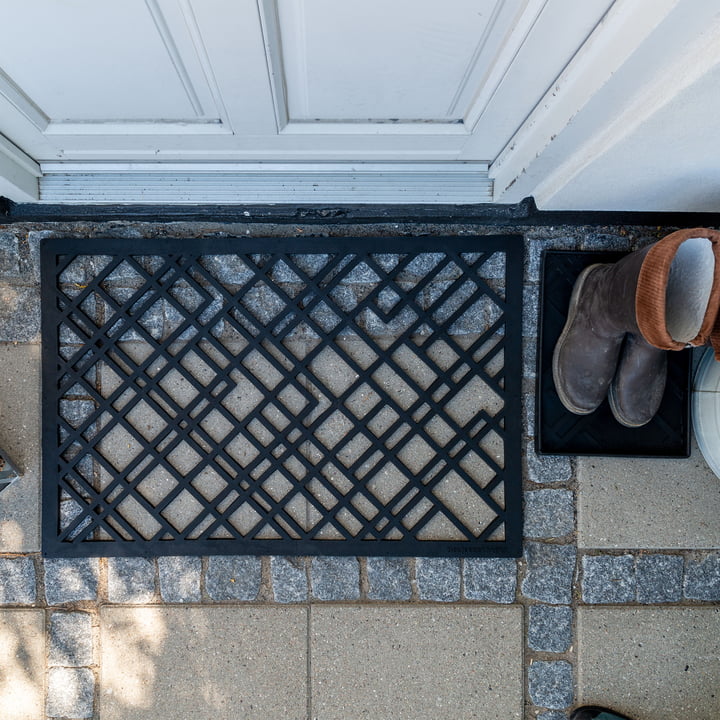 Rubber doormat from tica copenhagen in lines / black