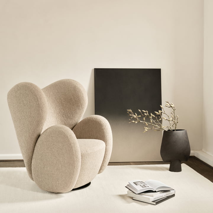 The rotatable Big Big armchair from Norr11 in the living room