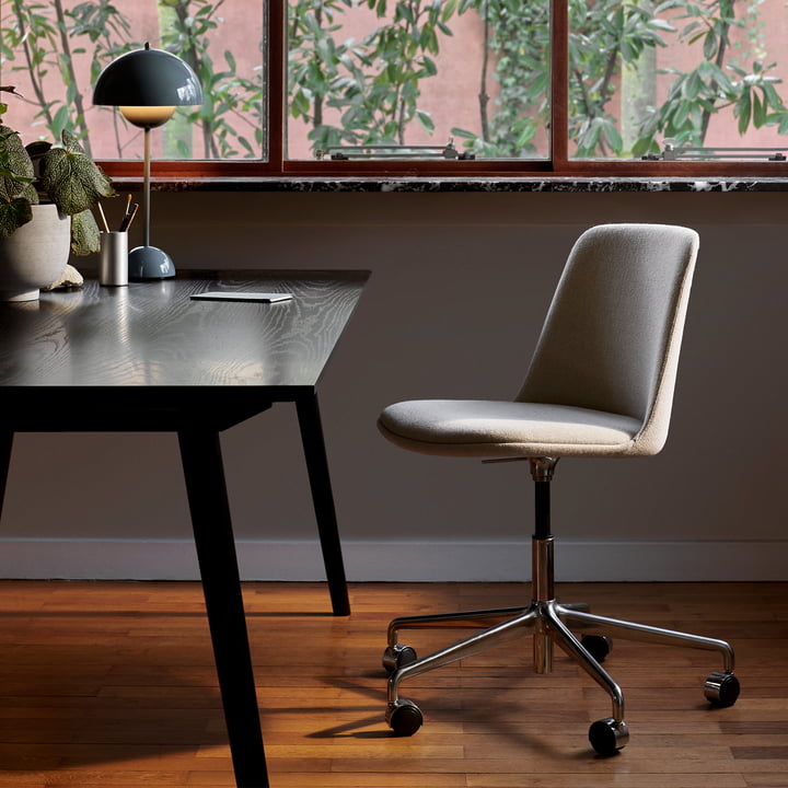 The Rely HW31 swivel chair from & Tradition at the desk