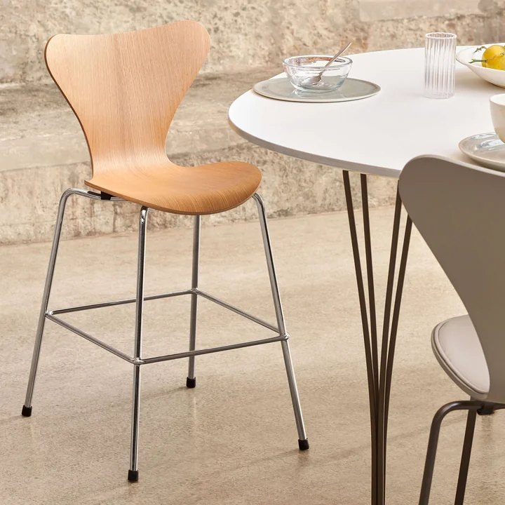 The Series 7 Junior chair from Fritz Hansen at the dining table