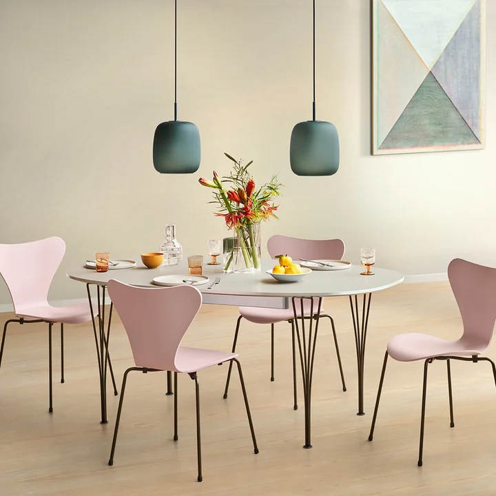 The Maluma H350 pendant lamp from Fritz Hansen in moss above the dining table